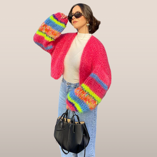 Gebreide Damesvest met Regenboogstrepen – Fluffy Stijl